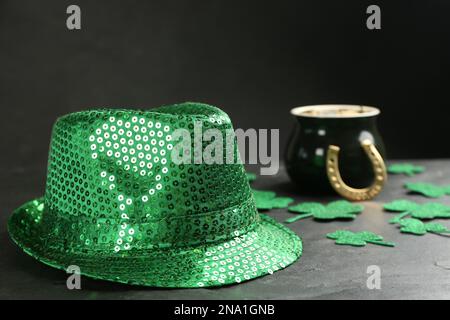 Leprechauns Hut und St. Patricks Tagesdekor auf schwarzem Tisch Stockfoto