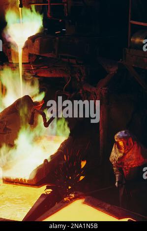 Mann in Schutzausrüstung pflegt eine Schmelzhütte bei Magma Metals Company in der Nähe von San Manuel, Arizona, USA; Vereinigte Staaten von Amerika Stockfoto