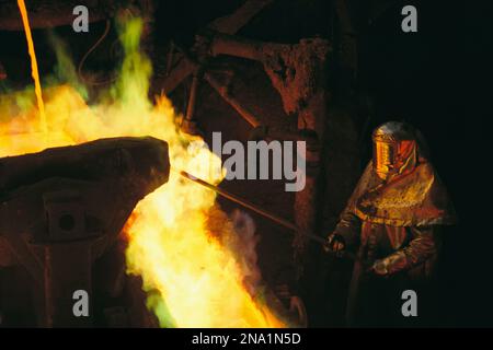 Mann in Schutzausrüstung pflegt eine Schmelzhütte bei Magma Metals Company in der Nähe von San Manuel, Arizona, USA; Vereinigte Staaten von Amerika Stockfoto