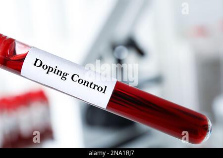 Reagenzglas mit Probe im Labor, Nahaufnahme. Dopingkontrolle Stockfoto
