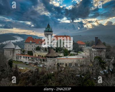 Blick aus der Vogelperspektive auf das romantische mittelalterliche Ritterschloss mit Donjon und Türmen in Smolenice Slowakei Stockfoto