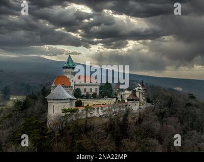 Blick aus der Vogelperspektive auf das romantische mittelalterliche Ritterschloss mit Donjon und Türmen in Smolenice Slowakei Stockfoto