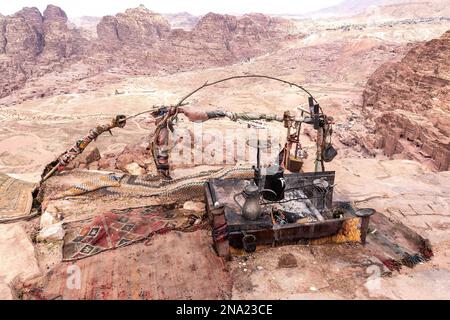 Eine beduinische Teeküche in einem Souvenirladen in Petra, einer berühmten archäologischen Stätte. Petra ist ein UNESCO-Weltkulturerbe und eines der sieben Weltwunder. Es ist eine antike Hauptstadt der Nabatäer, die heute von den Bidoul beduinen bewohnt wird. Stockfoto