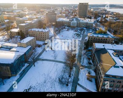 Luftaufnahme des Winterkarnevals der University of Wisconsin-Madison am Mendota-See in Madison, Wisconsin, USA. Stockfoto