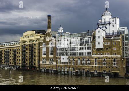 Butler's Wharf, erbaut zwischen 1871â €“73 als Schiffsanlegestelle und Lagerkomplex, wurde in Luxuswohnungen mit Restaurants und... Stockfoto