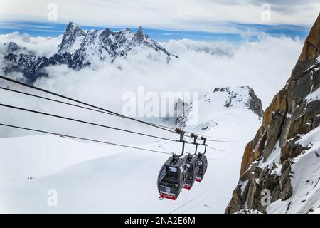 Panoramagondel Mont Blanc in Aiguille du Midi. Aiguille de Rochefort ist im Hintergrund besonders groß. Chamonix - Mont Blanc, Alpen, Frankreich, Europa, Sommer. Stockfoto
