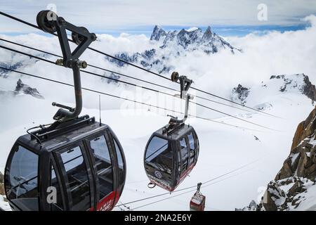 Panorama-Gondel des Mont Blanc bei Aiguille du Midi, Aiguille de Rochefort Gipfel im Hintergrund; Chamonix-Mont-Blanc, Haute-Savoie, Frankreich Stockfoto