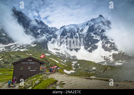 Das Chalet am Plan de l'Aiguille und dem Gipfel Aiguille du Midi im Nebel; Chamonix-Mont-Blanc, Haute-Savoie, Frankreich Stockfoto