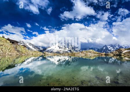 Mont-Blanc-Massiv reflektiert über den Lac Blanc; Chamonix-Mont-Blanc, Haute-Savoie, Frankreich Stockfoto