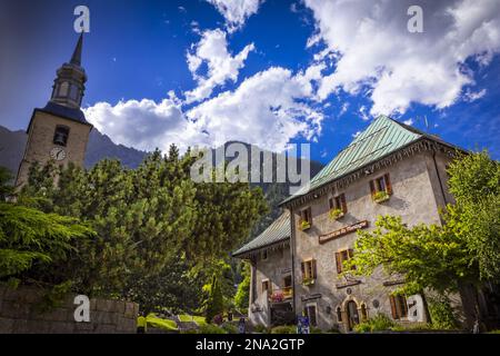 Maison de la Montagne und Kirche St Michel im Stadtzentrum von Chamonix; Chamonix-Mont-Blanc, Haute-Savoie, Frankreich Stockfoto