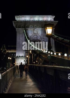 Die Szechenyi-Kettenbrücke bei Nacht, eine Hängebrücke über die Donau; Budapest, Budapest, Ungarn Stockfoto