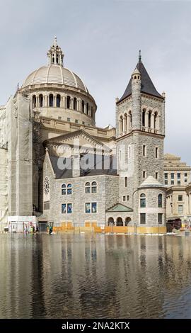 First Church of Christ, Scientist, die Mutterkirche, ist der Anker von Bostons Christian Science Plaza. Der Reflexionspool befindet sich im Vordergrund. Stockfoto