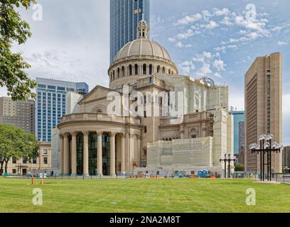 First Church of Christ, Scientist, die Mutterkirche, ist der Anker von Bostons Christian Science Plaza. Das ist die Aussicht von der Massachusetts Avenue. Stockfoto