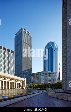 Blick vom Christian Science Plaza: Prudential Tower links vom Zentrum; 111 Huntington (blauer Turm) und Belvidere Residences (vorne). Stockfoto