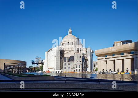 First Church of Christ, Scientist, die Mutterkirche, ist der Anker von Bostons Christian Science Plaza. Der Reflexionspool befindet sich im Vordergrund. Stockfoto