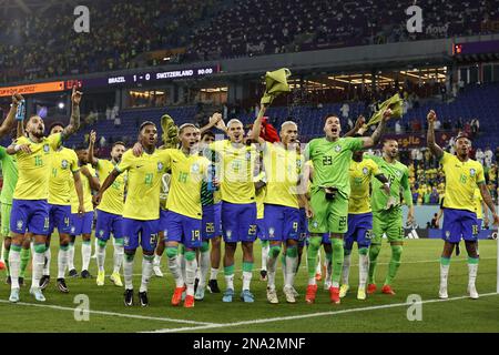 DOHA - (LR) Alex Telles of Brazil, Marquinhos of Brazil, Everton Ribeiro of Brazil, Rodrygo of Brazil, Antony of Brazil, Pedro of Brazil, Richarlison of Brazil, Brasilianischer Torhüter Ederson, Vinicius Junior aus Brasilien, brasilianischer Torhüter Weverton, Gabriel Jesus aus Brasilien während des FIFA Weltmeisterschafts-G-Spiels 2022 zwischen Brasilien und der Schweiz im 974 Stadium am 28. November 2022 in Doha, Katar. AP | niederländische Höhe | MAURICE AUS STEIN Stockfoto