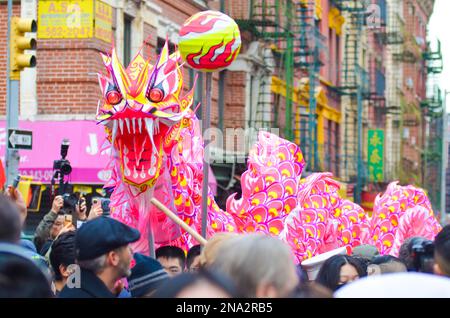 New York, Usa. 12. Februar 2023. Der Drachentanz findet am 12. Februar 2023 in New York City auf der jährlichen Parade und dem Festival des chinesischen Neujahrsmondes statt. (Foto: Ryan Rahman/Pacific Press) Kredit: Pacific Press Media Production Corp./Alamy Live News Stockfoto