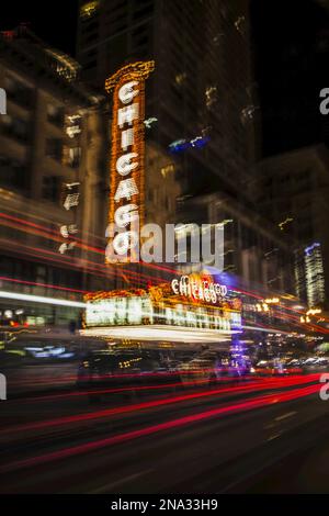 Lange Belichtung des Theaters und der Straßenszene in Chicago bei Nacht; Chicago, Illinois, Vereinigte Staaten von Amerika Stockfoto