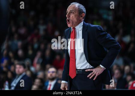 Varese, Italien. 12. Februar 2023. Ettore Messina Cheftrainer von EA7 Emporio Armani Milan ruft seine Spieler während der LBA Lega Basket An, Einem regulären Saisonspiel von 2022/23 zwischen Pallacanestro Varese OpenJobMetis und EA7 Emporio Armani Milan in Palasport Lino Oldrini, Varese. EA7 Emporio Armani Milan gewann 87 - 75. Kredit: SOPA Images Limited/Alamy Live News Stockfoto