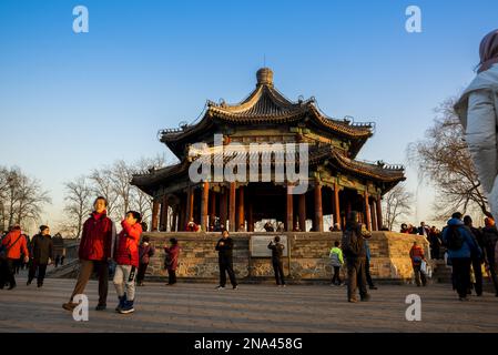 Pavillon in der Nähe der Bogenbrücke 17, Sommerpalast, Peking, China © Dosfotos/Axiom Stockfoto