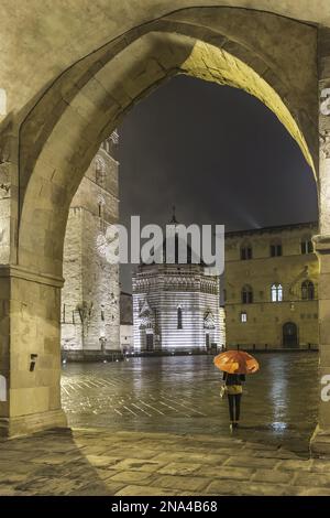 Regen auf dem Campanile del Duomo di Pistoia, Battistero di San Giovanni in Corte Pistoia, Palazzo Pretorio, der Piazza del Duomo, der Domplatz, Toskana, Ita Stockfoto