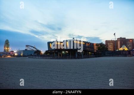 Rettungsschwimmerstation in der Abenddämmerung am Coney Island Beach; Coney Island, New York, Vereinigte Staaten von Amerika Stockfoto