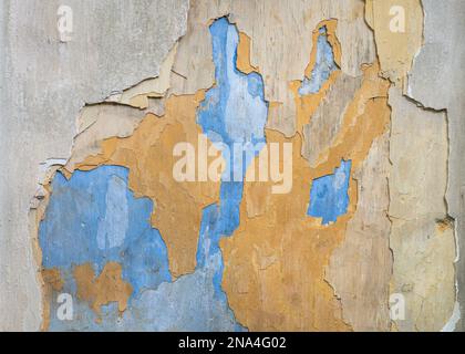 Die Wandtextur wird für den Hintergrund abgelöst. Abstraktes Muster aus Blau und Orange. Stockfoto