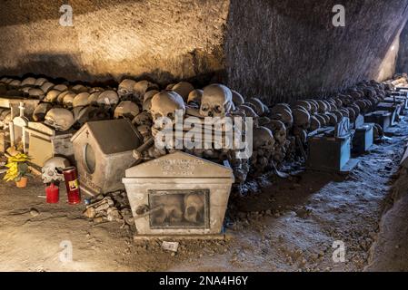 Friedhof Fontanelle, ein Leichenhaus, in dem Tausende anonymer Leichen aufbewahrt werden, Neapel, Italien © Dosfotos/Axiom Stockfoto