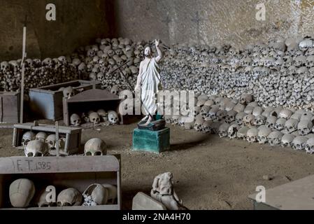 Friedhof Fontanelle, ein Leichenhaus, in dem Tausende anonymer Leichen aufbewahrt werden, Neapel, Italien © Dosfotos/Axiom Stockfoto