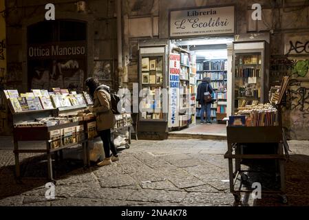 Bücher, die vor einem Buchladen in der Altstadt von Neapel ausgestellt werden, Neapel, Italien © Dosfotos/Axiom Stockfoto