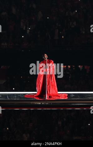 Glendale, USA. 12. Februar 2023. Rihanna tritt während der Halbzeitshow von Apple Music im Super Bowl LVII zwischen den Philadelphia Eagles und den Kansas City Chiefs auf, die am 12. Februar 2023 im State Farm Stadium in Glendale, Arizona, stattfindet. (Foto: Anthony Behar/Sipa USA) Guthaben: SIPA USA/Alamy Live News Stockfoto