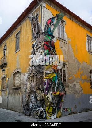 Skulptur eines Kaninchens in der Ecke eines Gebäudes, Portos Riverside Quarter, Ribeira, Nordportugal; Porto, Portugal Stockfoto