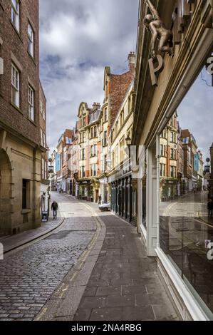 Eine enge, gepflasterte Straße mit Fensterspiegeln, einer der wenigen verbleibenden Bereiche von gepflasterten Straßen in der Stadt, High Bridge, Newcastle upon Tyne Stockfoto