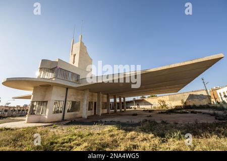 Fiat Tagliero Building, eine Tankstelle im futuristischen Stil, entworfen von dem italienischen Ingenieur Giuseppe Pettazzi im Jahre 1938; Asmara, Zentralregion, Eritrea Stockfoto