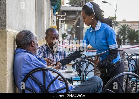 Eritreische Männer trinken Kaffee im Café Impero; Asmara, Zentralregion, Eritrea Stockfoto