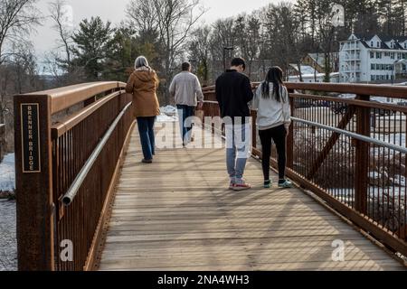 Ein Paar, das über die Brenner Bridge in Peterborough, New Hampshire läuft Stockfoto