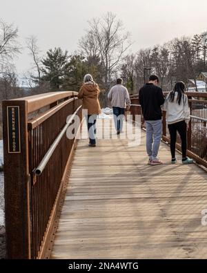 Ein Paar, das über die Brenner Bridge in Peterborough, New Hampshire läuft Stockfoto