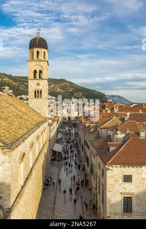 Franziskanerkloster und Glockenturm in der Stradun oder Hauptstraße; Dubrovnik, Komitat Dubrovnik-Neretva, Kroatien Stockfoto