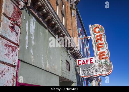 Altes Neonschild an der Außenwand eines verlassenen Cafés in Raton, New Mexico, USA Stockfoto