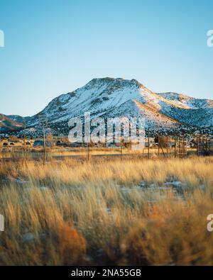 Blick auf einen schneebedeckten Magdalena Peak, Magdalena, New Mexico Stockfoto