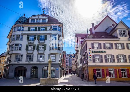 Farbenfrohe Wohn- und Einzelhandelsgebäude und Fußgänger auf einem Stadtplatz; St. Gallen, St. Gallen, Schweiz Stockfoto