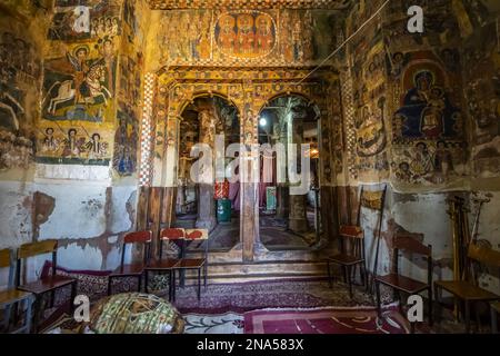 Äthiopisch-orthodoxe kirchliche Fresken mit biblischen Szenen im Inneren der Felsenkirche Abreha we Atsbeha; Tigray Region, Äthiopien Stockfoto