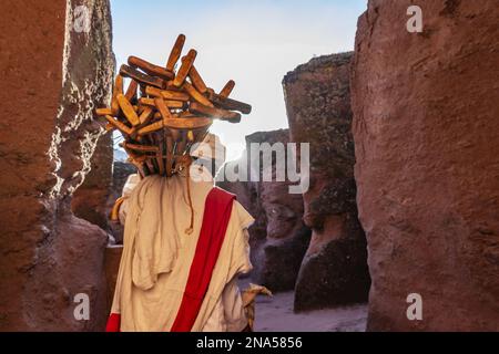 Äthiopisch-orthodoxer Priester mit Gebetsticken von Biete Qeddus Mercoreus (Haus des Heiligen Mercurius oder Haus des Markus des Evangelisten) Äthiopischer Ort... Stockfoto