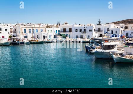 Fischerboote im alten Hafen von Naoussa; Naoussa, Paros, Kykladen, Griechenland Stockfoto