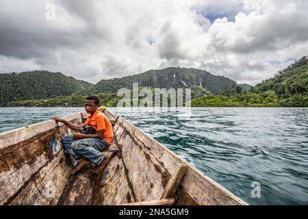 Papuan Boy auf einem Boot auf dem Warsambin River; West Papua, Indonesien Stockfoto