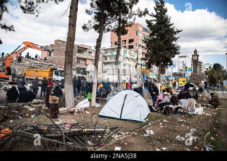 Menschen, die nach den Such- und Rettungsaktionen im Adiyaman Clock Tower auf der Straße lebten. Die Türkei und Syrien haben die schwersten Erdbeben erlebt, von denen die Region seit fast einem Jahrhundert heimgesucht wurde. Nach einem Erdbeben der Stärke 7,7 in der Südosttürkei kam es im Norden Syriens zu einem Erdbeben der Stärke 7,6. Es wird berichtet, dass mehr als 30.000 Menschen durch die Erdbeben ihr Leben verloren haben und die Zahl der Todesopfer weiter steigt. Stockfoto