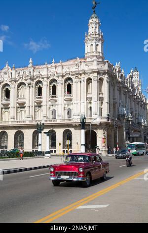 Großes Theater von Havanna mit alten Oldtimern auf der Straße, Altstadt; Havanna, Kuba Stockfoto