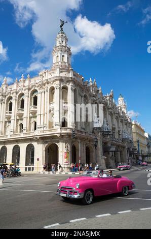 Großes Theater von Havanna mit alten Oldtimern auf der Straße, Altstadt; Havanna, Kuba Stockfoto