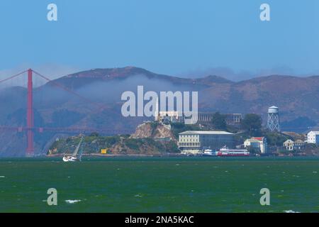 San Francisco Bay und Alcatraz Island in Kalifornien, USA, mit Blick auf die Golden Gate Bridge und Marin Headlands. Stockfoto