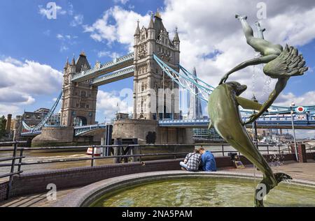 Tower Bridge an der Themse und The Shard im Hintergrund mit einem Brunnen und Touristen im Vordergrund; London, England Stockfoto
